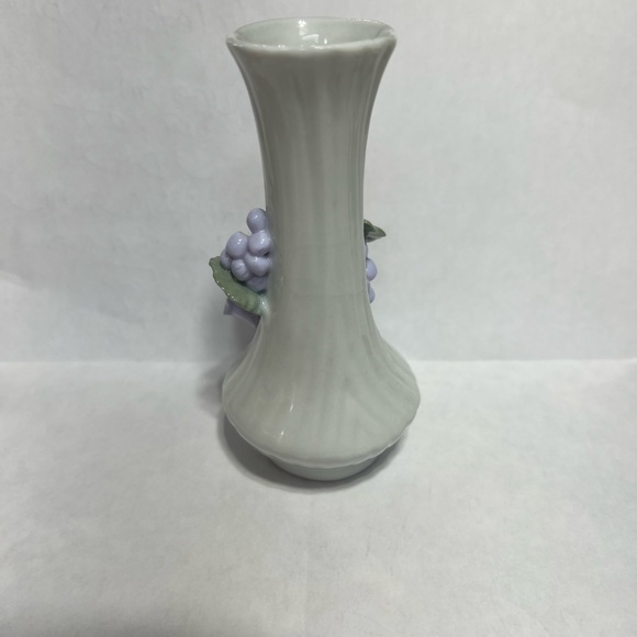 ENESCO miniature bud vase. Pink & purple roses with purple grapes. - Picture 4 of 5
